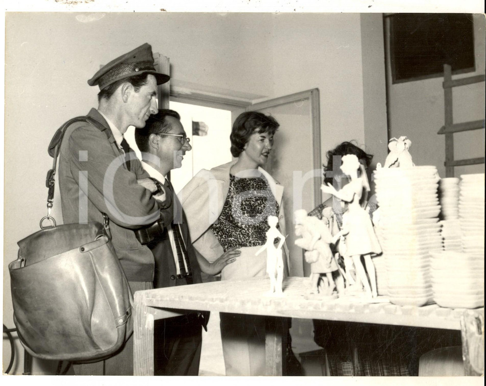Fotografia d epoca originale 1960 ROMA Postino Bernard CONNOLLY visita la CittÃ  dei Ragazzi Foto 1