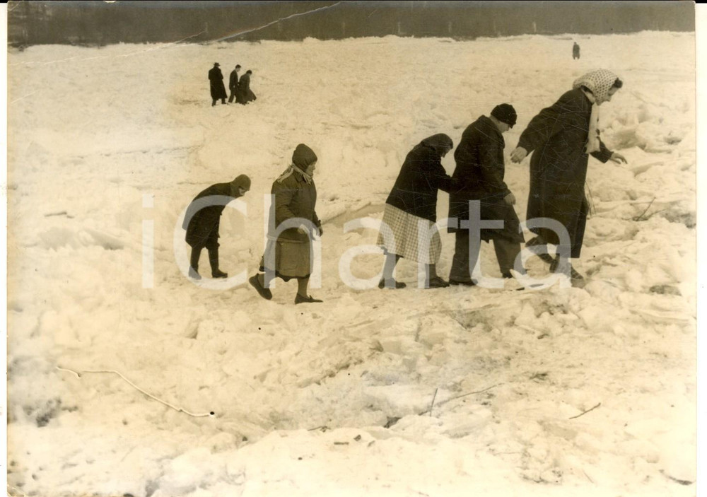 Fotografia d epoca originale 1956 MELUN Vague de froid  Les habitants traversent la Seine Ã  pied Photo 1