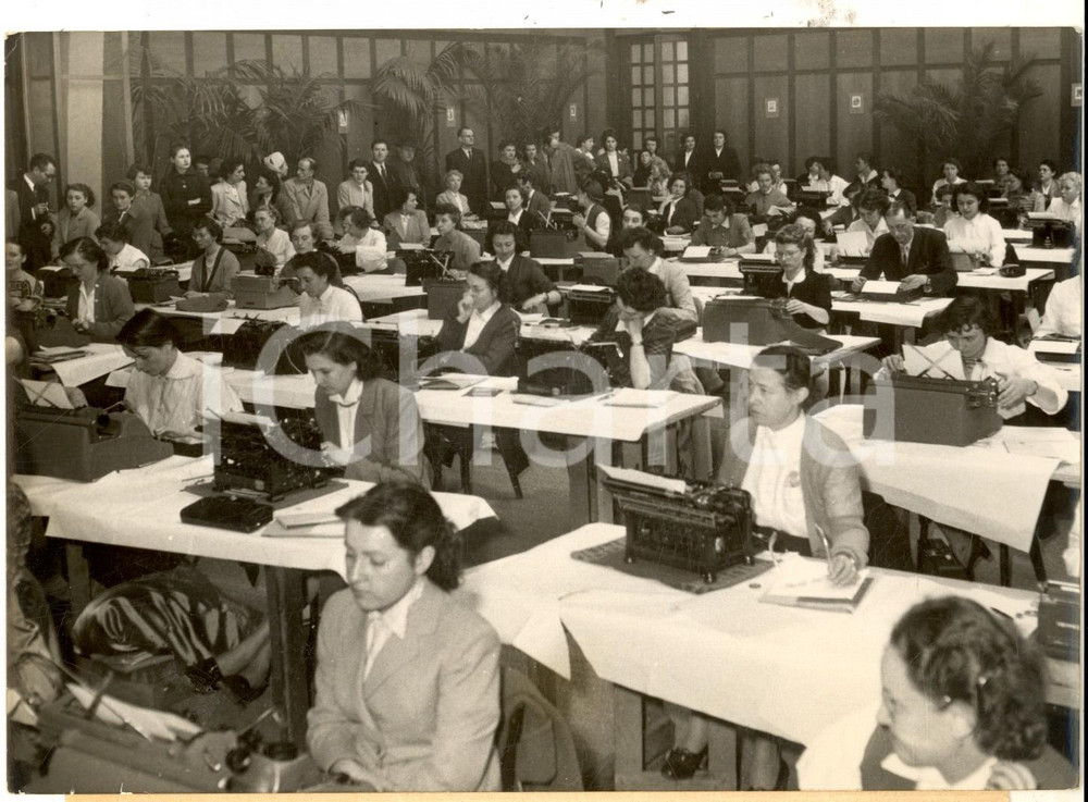 Fotografia d epoca originale 1953 FOIRE DE PARIS Concours annuel des dactylos  La salle Photo 18x14 cm 1
