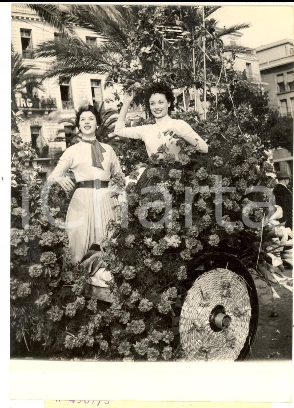 Fotografia d epoca originale 1960 ca COTE D AZUR MichÃ¨le PHILIPPE et Louise CARLETTI sur un char de CARNAVAL 1