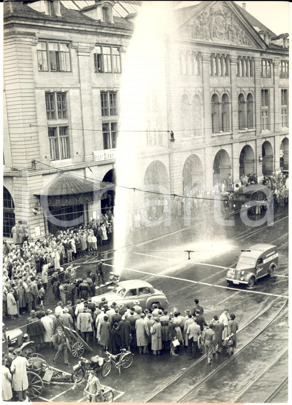 Fotografia d epoca originale 1953 BERNA KORNHAUSPLATZ Folla incuriosita dallo scoppio di un idrante Foto 1