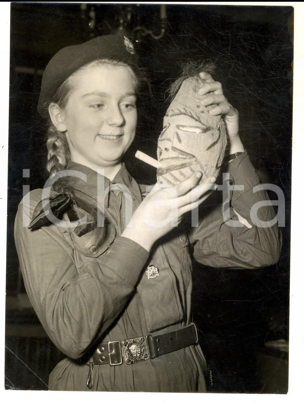 Fotografia d epoca originale 1953 LONDON Felicity ASHTON with coconut at Challenge of Achievement Exhibition 1