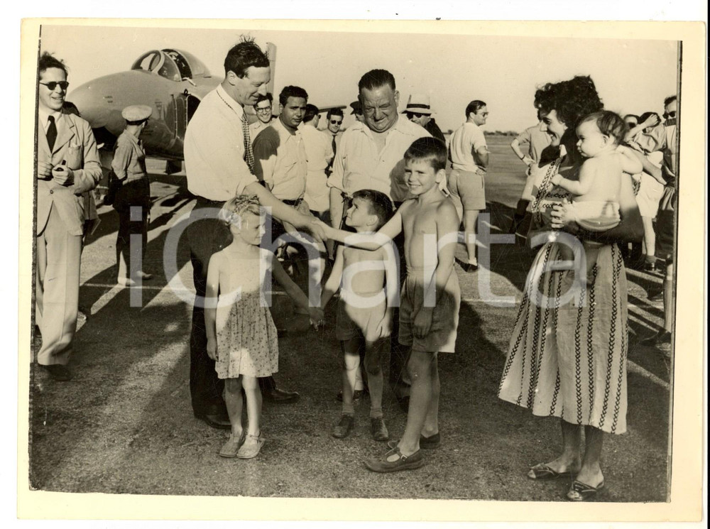 Fotografia d epoca originale 1953 LIBYA Aviator Mike LITHGOW greeted before attempting on world air record 1