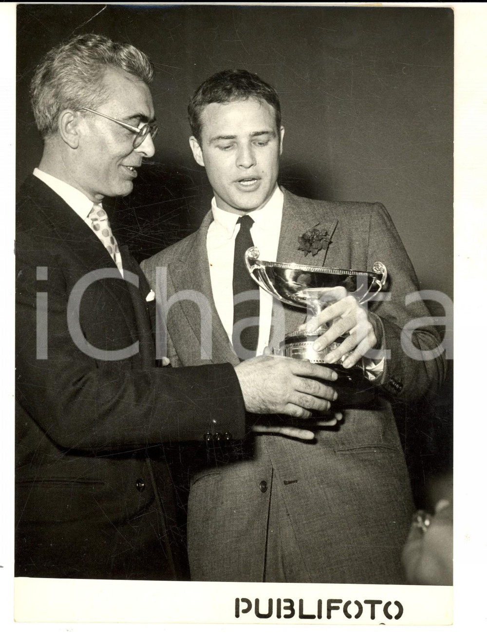 Fotografia d epoca originale 1954 ROMA Marlon BRANDO vince Premio Pasinetti per Fronte del porto Foto 1