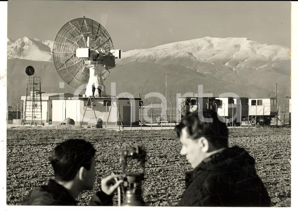 Fotografia d epoca originale 1955 ca AREA LOMBARDA Installazione di un telescopio radiofonico Foto 18x13 1