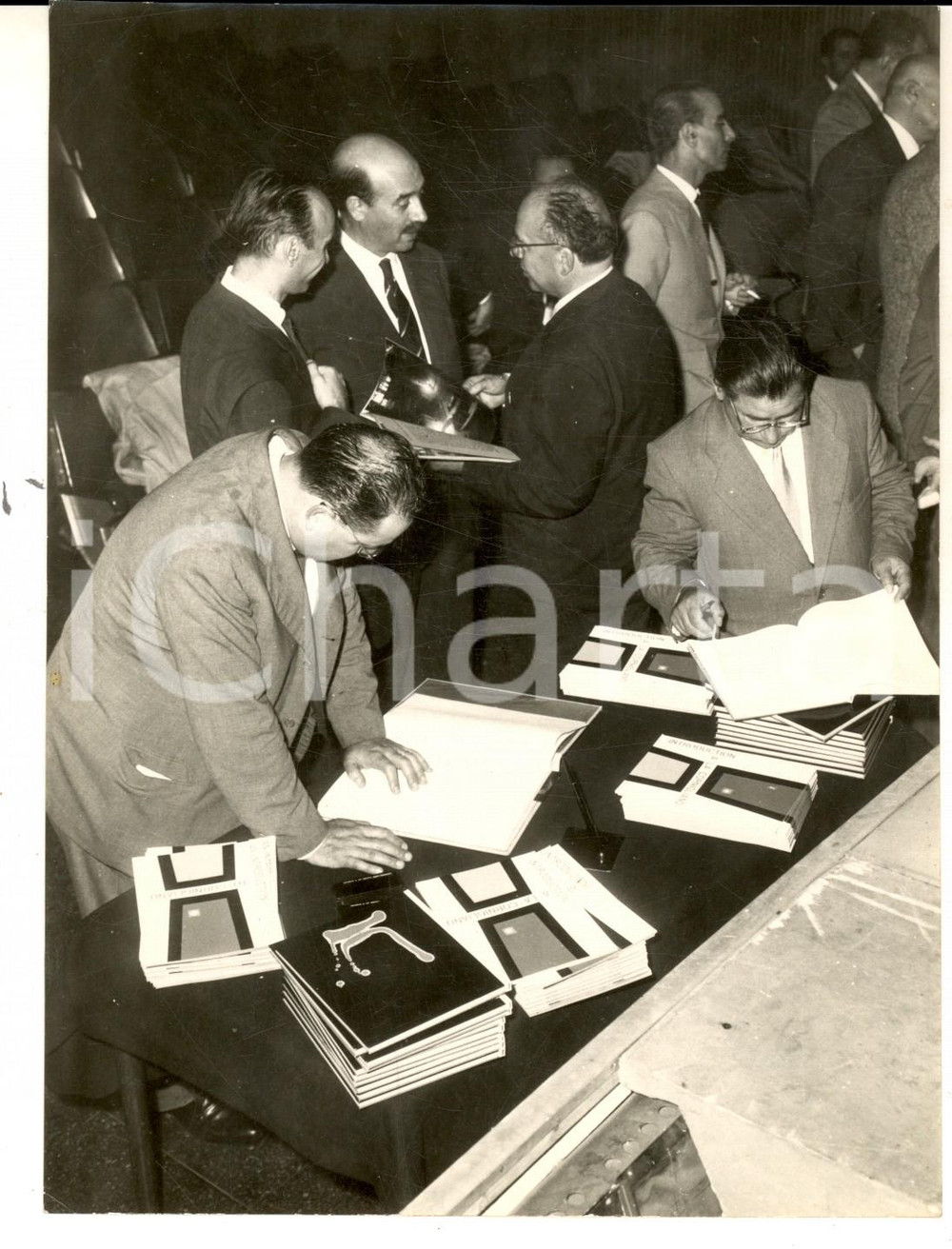 Fotografia d epoca originale 1959 MONDOVI  I concorrenti di CAMPANILE SERA all opera Fotografia 13x18 cm 1