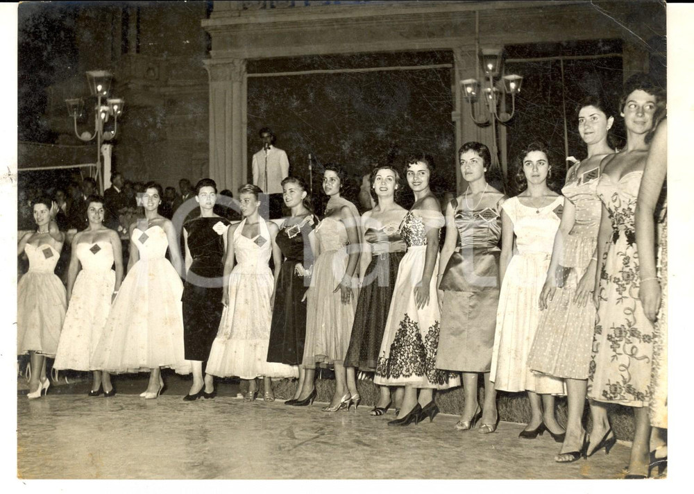 Fotografia d epoca originale 1956 RIMINI Concorso MISS ITALIA Sfilata delle concorrenti Foto 18x13 cm 1
