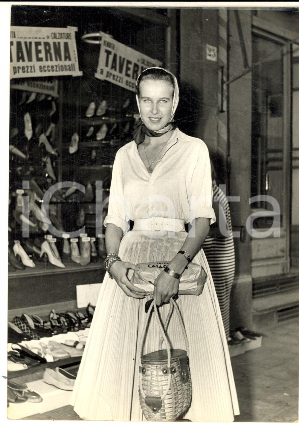 Fotografia d epoca originale 1958 VENTIMIGLIA Maria Gabriella di SAVOIA in centro per lo shopping Foto 1