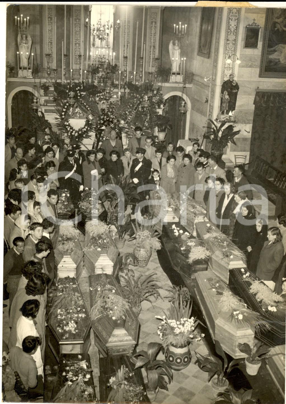Fotografia d epoca originale 1954 PORTO AZZURRO Funerali delle vittime dell incidente aereo COMET Foto 13x18 1