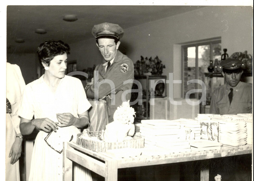 Fotografia d epoca originale 1960 ROMA Postino Bernard CONNOLLY in visita alla Città dei Ragazzi Foto 1
