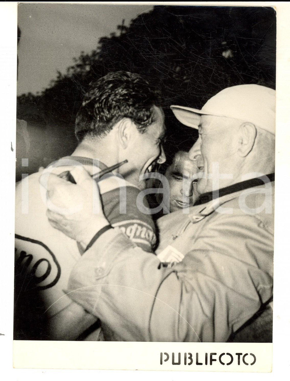 Fotografia d epoca originale 1955 CICLISMO GIRO D ITALIA NAPOLI Festa per Vincenzo ZUCCONELLI all arrivo 1