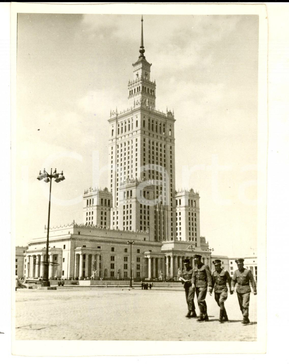 Fotografia d epoca originale 1956 VARSAVIA Militari polacchi al Palazzo della Cultura dopo la rivolta Foto 1