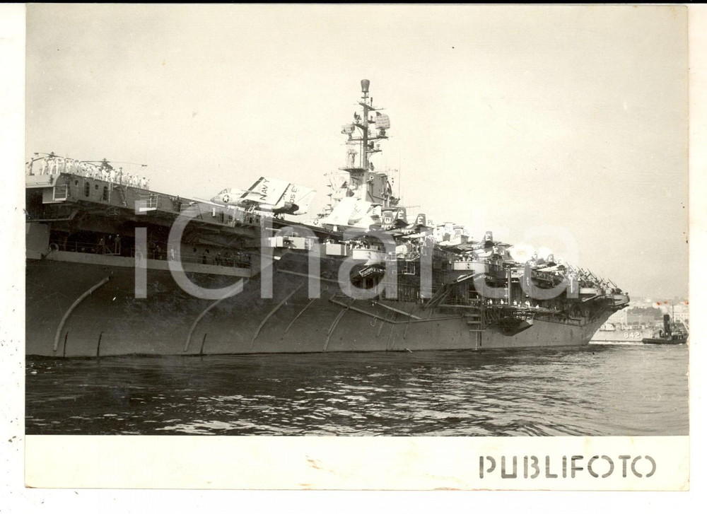 Fotografia d epoca originale 1955 ca NAPOLI Nave portaerei US NAVY in uscita dal porto Fotografia 17x14 1