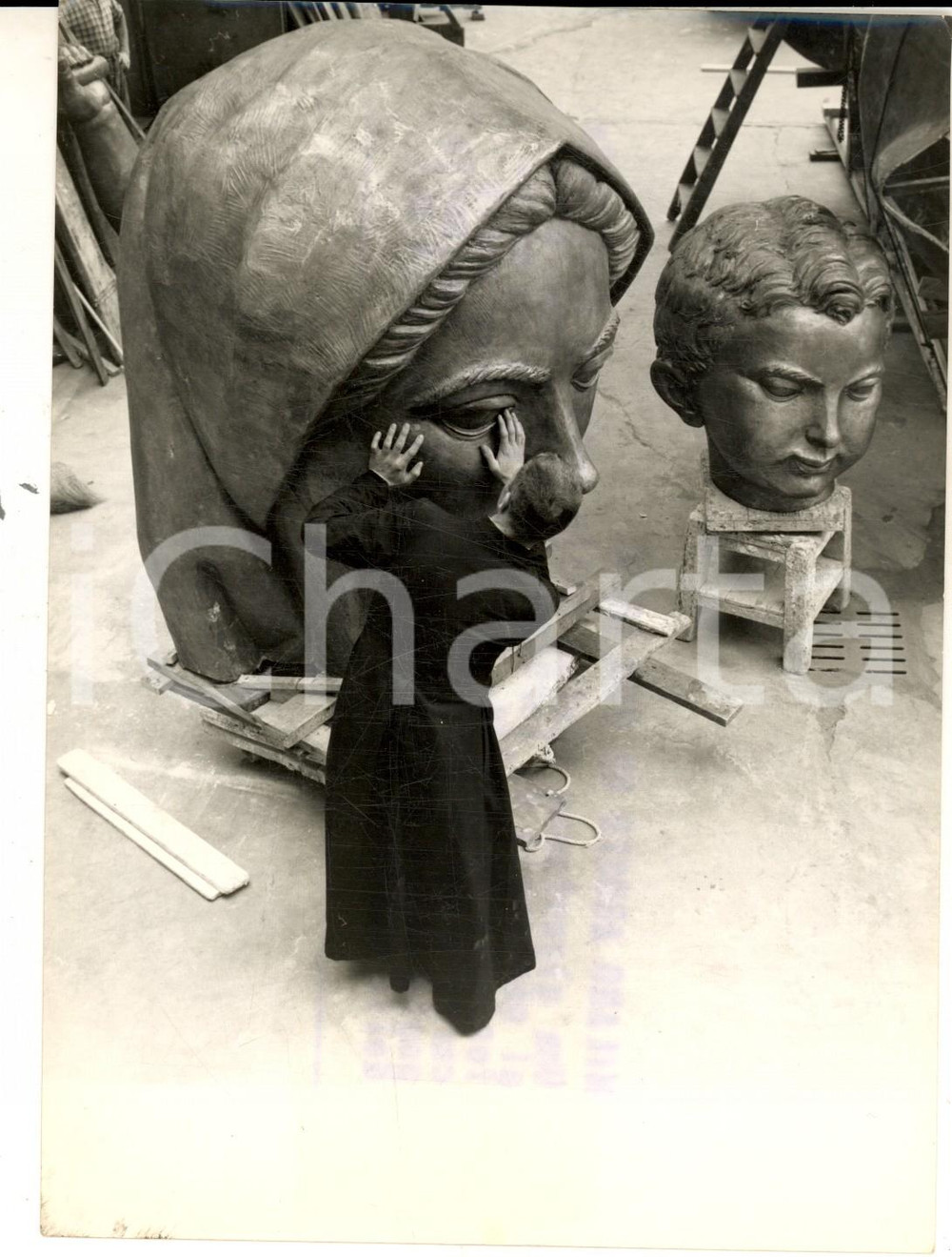 Fotografia d epoca originale 1958 MILANO Fonderia BATTAGLIA Costruzione statua Madonna per Santuario TORTONA 1