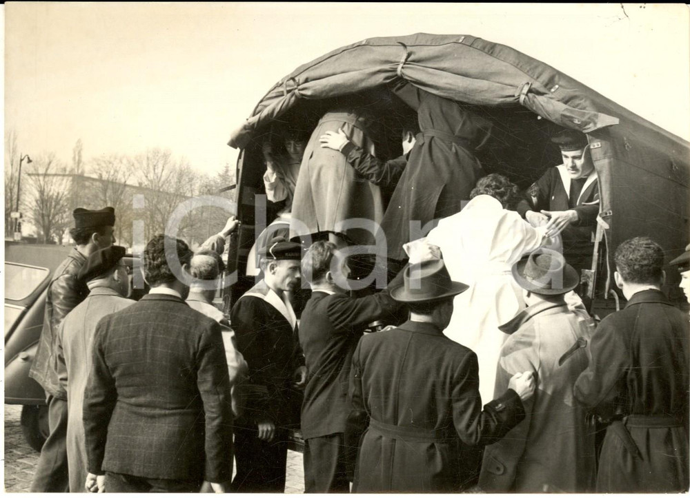 1958 PARIS Camion militaire transporte parisiens pendant la grève *Photo 18x13
