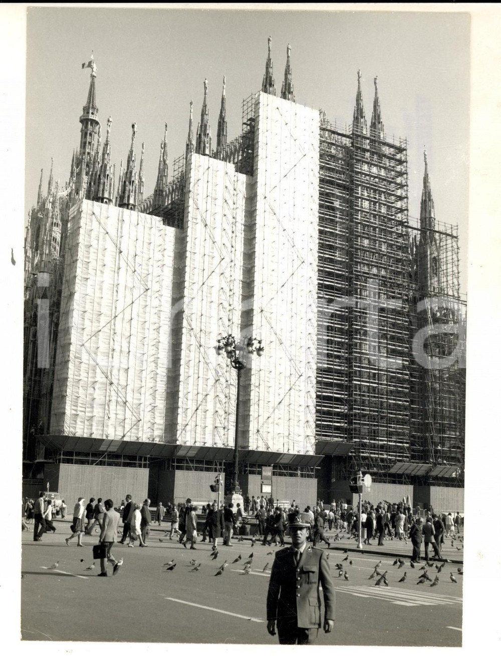 Fotografia d epoca originale 1972 MILANO Copertura del Duomo per restauri straordinari Fotografia 13x18 1