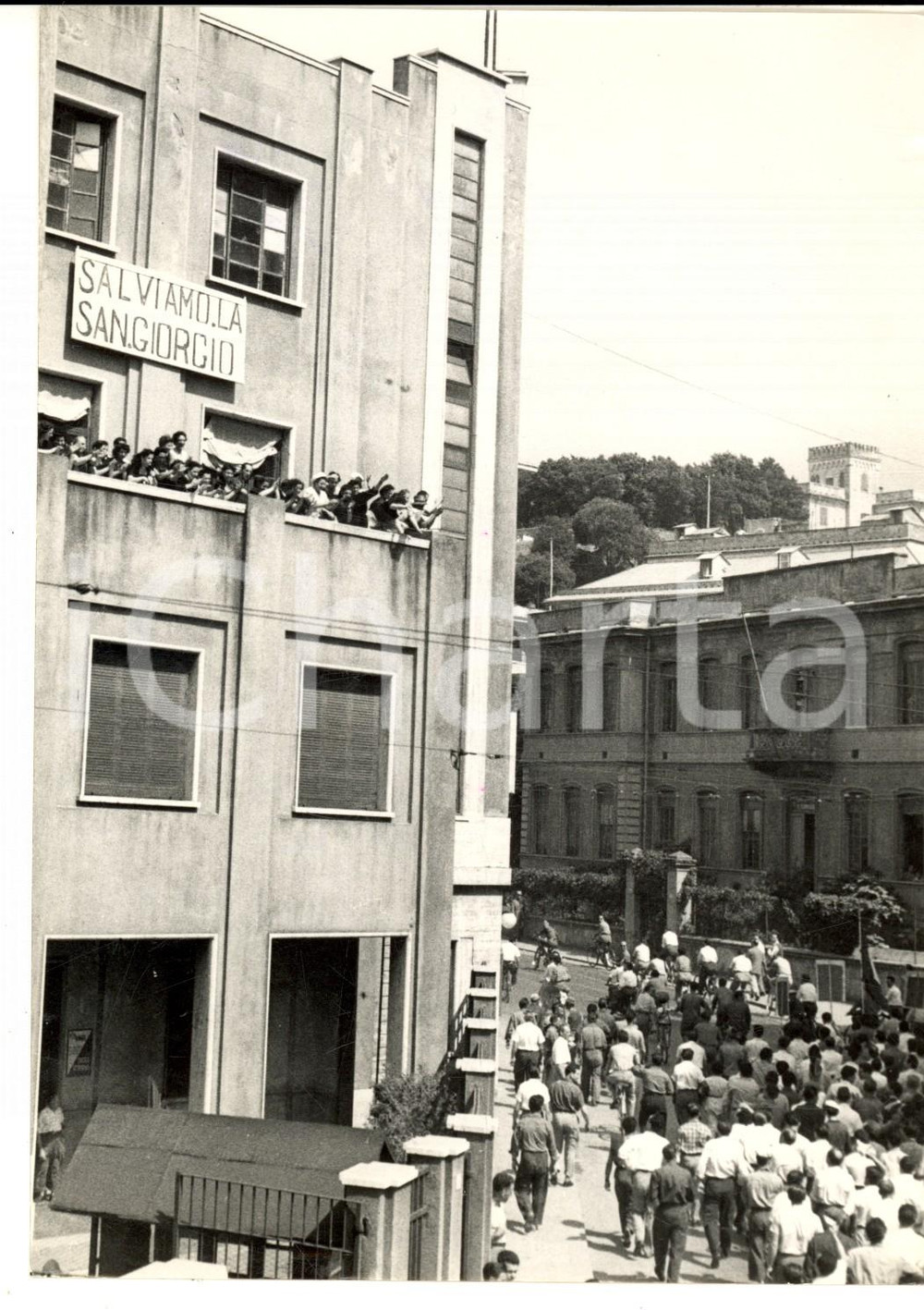 Fotografia d epoca originale 1954 GENOVA SESTRI Cartelli in difesa della S. GIORGIO sullo stabilimento Foto 1