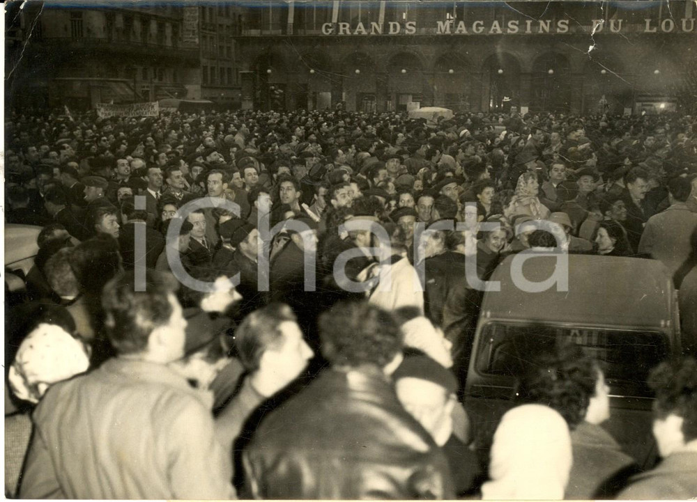 Fotografia d epoca originale 1957 PARIS PALAIS ROYAL GrÃ¨ve des fonctionnaires pour leurs salaires Photo 1