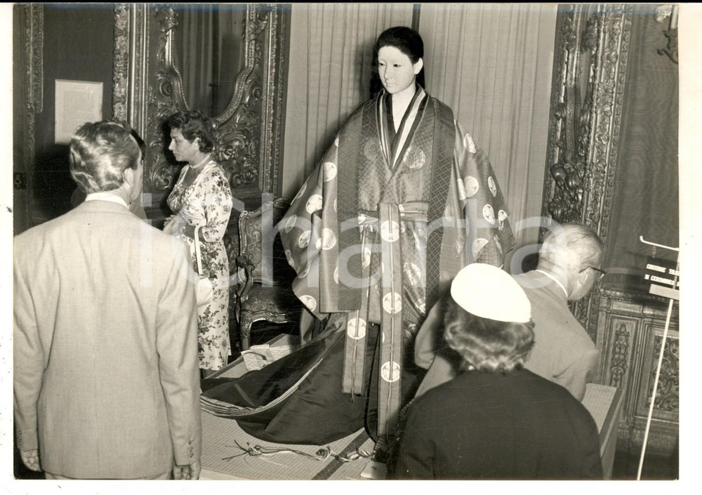 Fotografia d epoca originale 1958 TORINO Mostra del kimono  L abito della principessa TAKAMATZU Foto 13x18 1