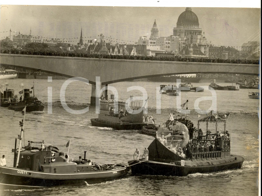 Fotografia d epoca originale 1953 LONDON Royal River Pageant on the Thames with historical tabelaux Photo 1