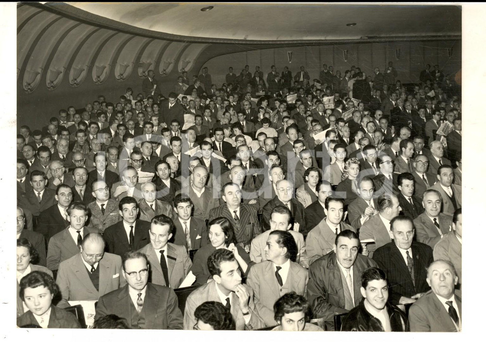 Fotografia d epoca originale 1958 TORINO Manifestazione rivista QUATTRO RUOTE contro le accise sulla benzina 1