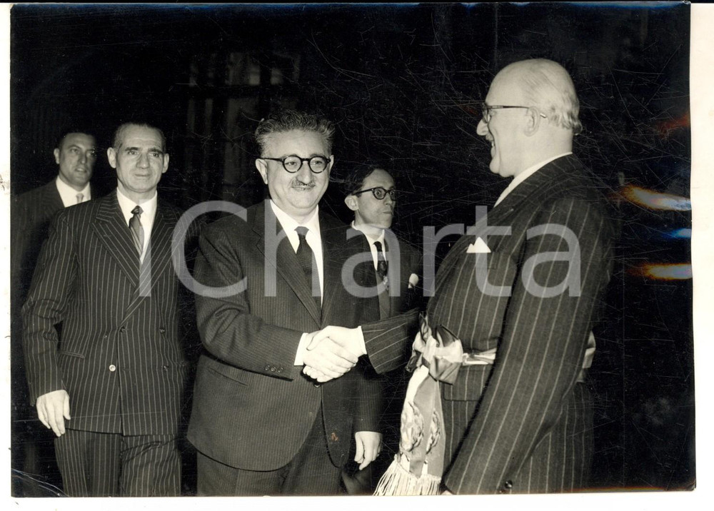 Fotografia d epoca originale 1957 TORINO Cerimonia sul Risorgimento  Amedeo PEYRON accoglie Giovanni LEONE 1