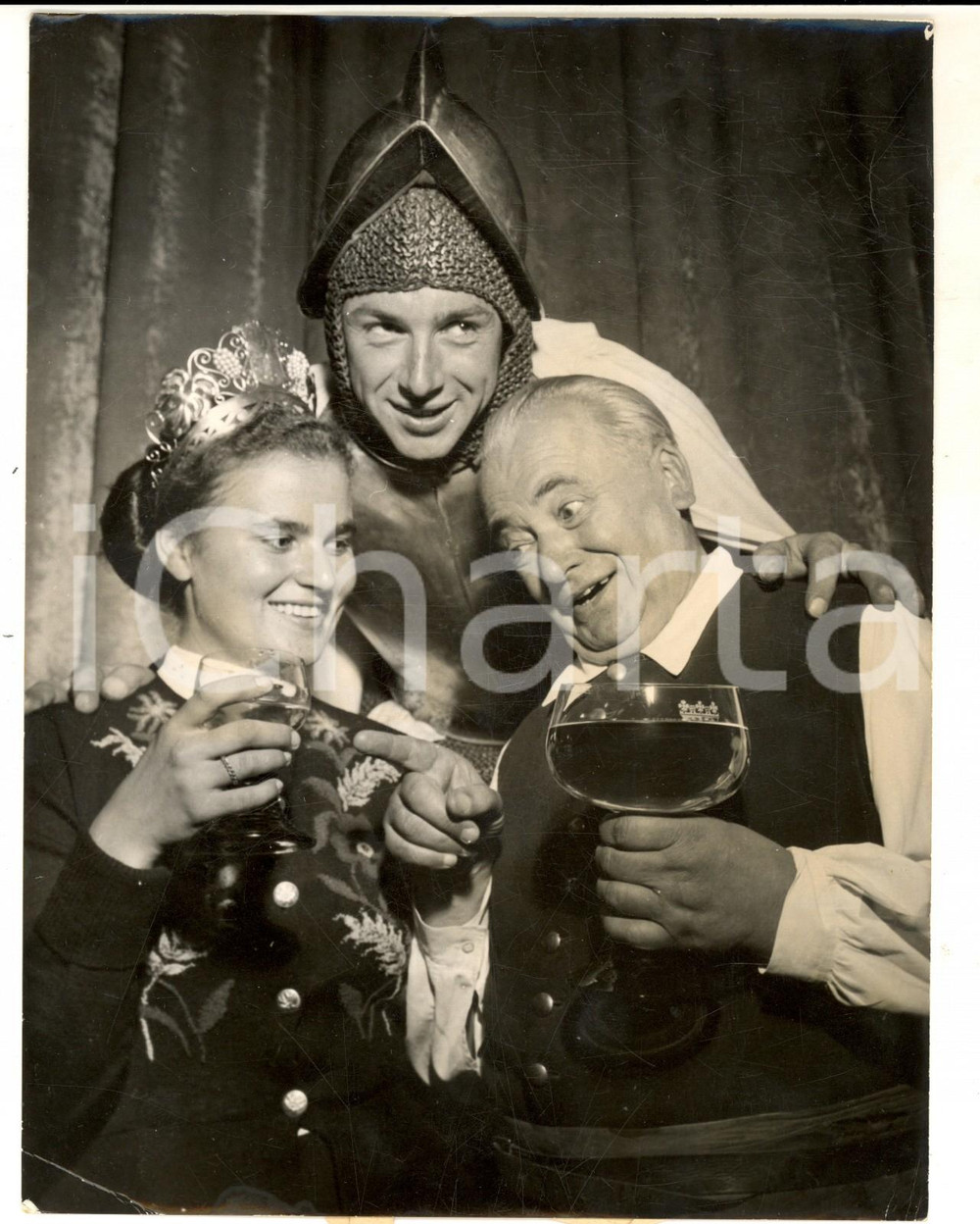 Fotografia d epoca originale 1953 MAINZ / MAGONZA Erika HOFMANN nuova MISS VINO al posto d onore Foto 1