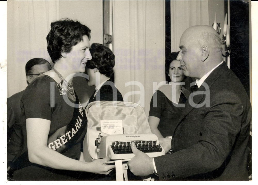 Fotografia d epoca originale 1959 MILANO Rossella GABUTTO eletta Segretaria dell anno  Foto 18x13 cm 1