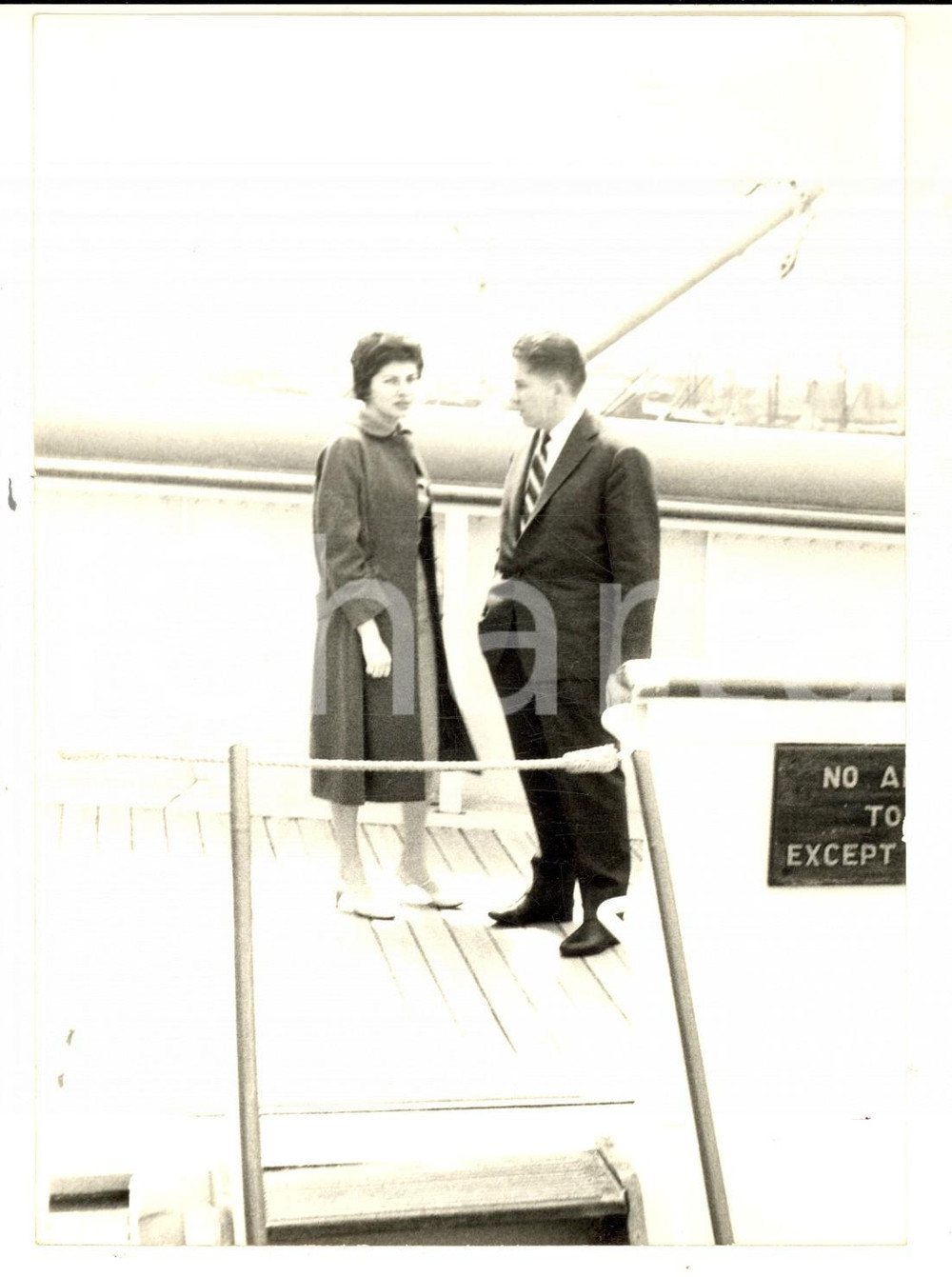 Fotografia d epoca originale 1958 GENOVA Partenza principessa SORAYA con il fratello su nave COSTITUTION Foto 1