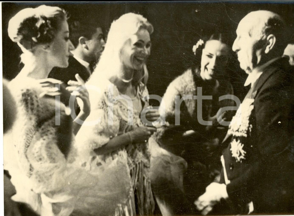 Fotografia d epoca originale 1960 PARIS OPERA Presidente Manuel PRADO si congratula con Madeleine LAFIN Foto 1