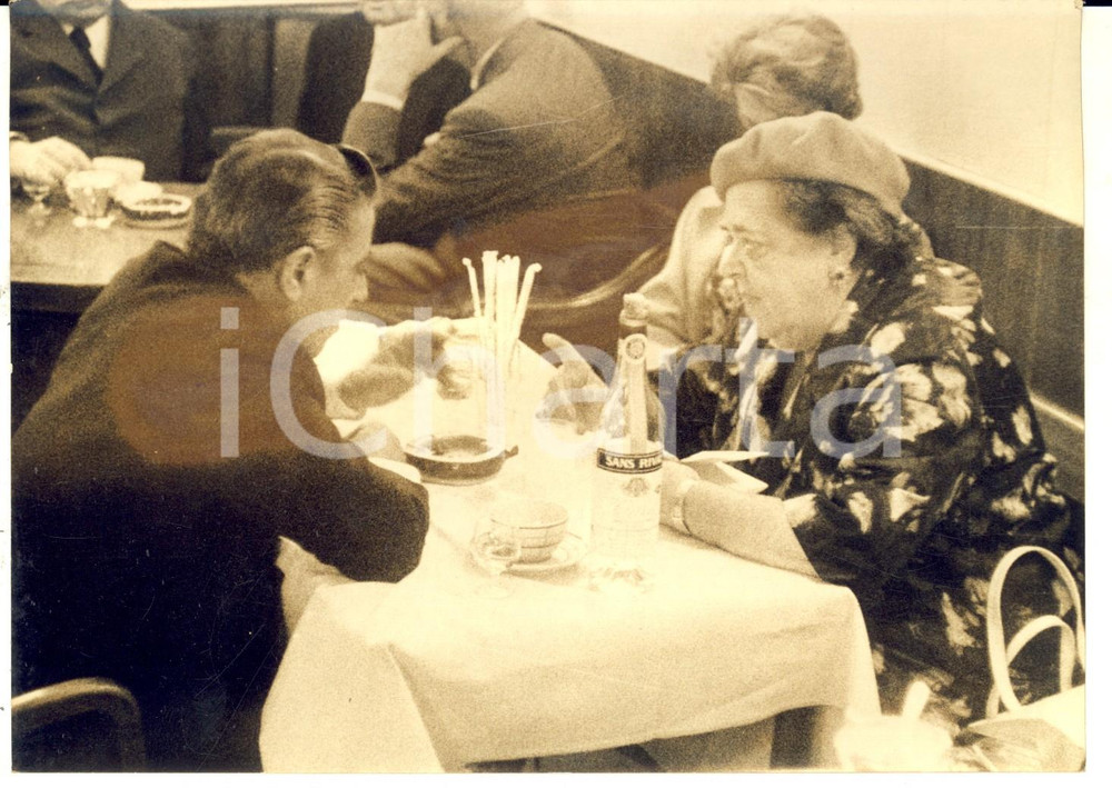 Fotografia d epoca originale 1957 VENEZIA Aristotele ONASSIS Elsa MAXWELL all Harry s Bar Foto DANNEGGIATA 1