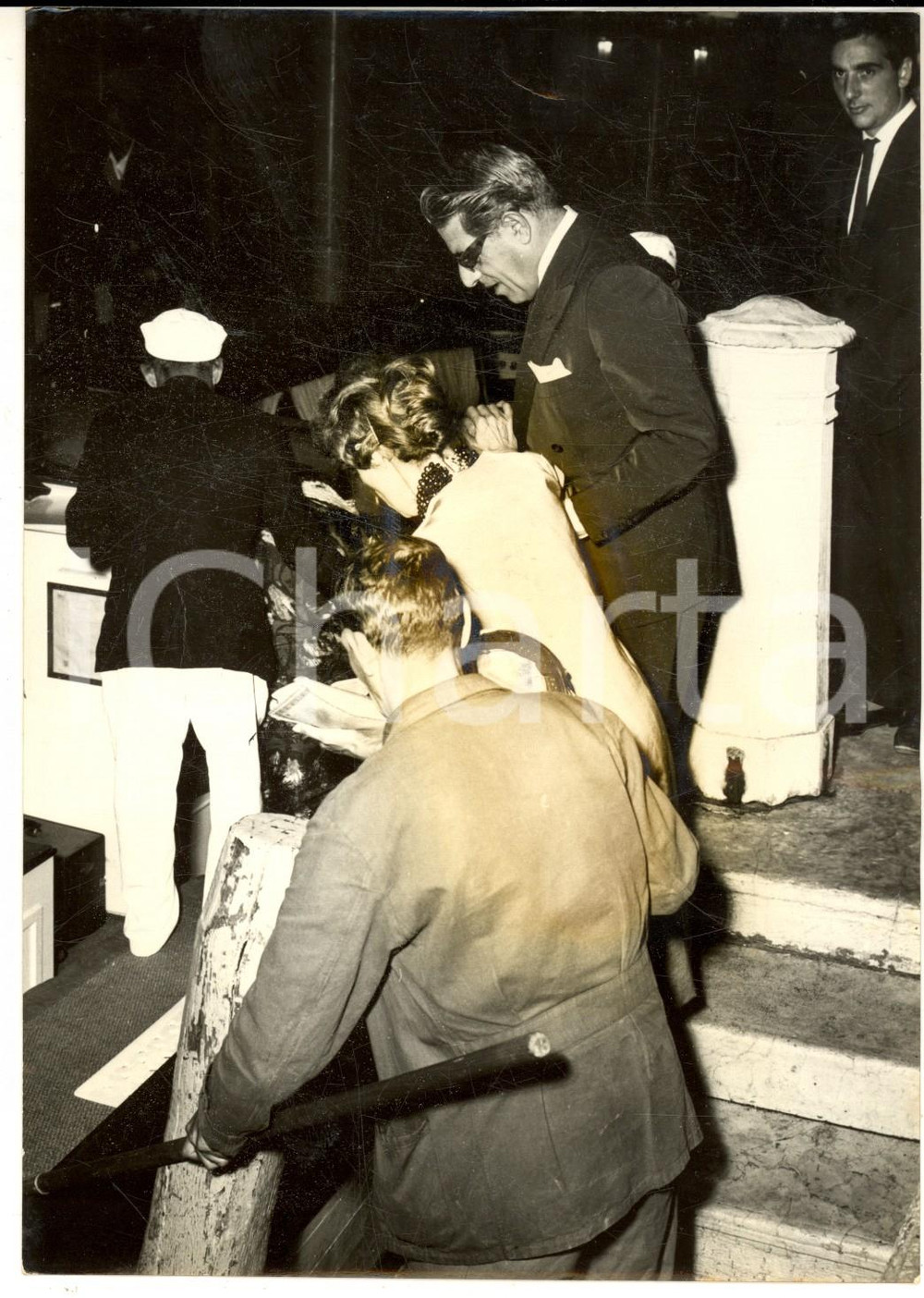 Fotografia d epoca originale 1957 VENEZIA Aristotele ONASSIS aiuta la sorella a salire sul motoscafo Foto 1