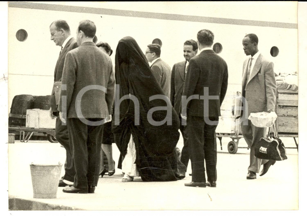 Fotografia d epoca originale 1957 VENEZIA Sorella di re Saud d ARABIA arriva completamente velata Foto 1