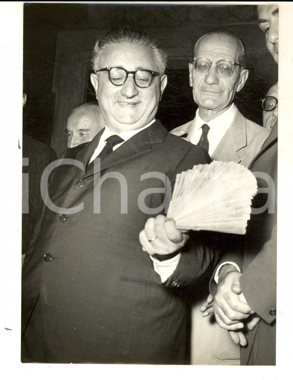 Fotografia d epoca originale 1955 ROMA Giovanni LEONE riceve il ventaglio dai giornalisti parlamentari Foto 1
