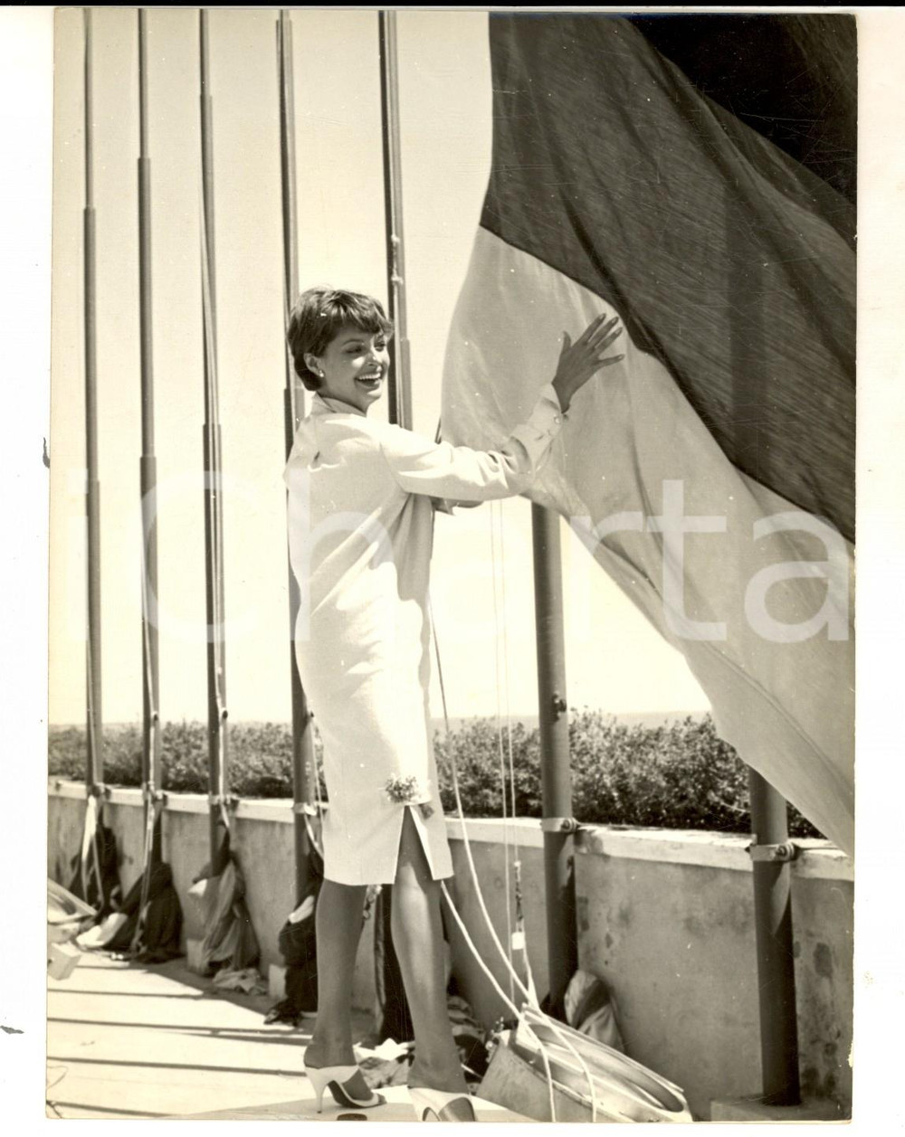 Fotografia d epoca originale 1958 VENEZIA MOSTRA DEL CINEMA Nadja TILLER tra le bandiere Foto 13x18 1