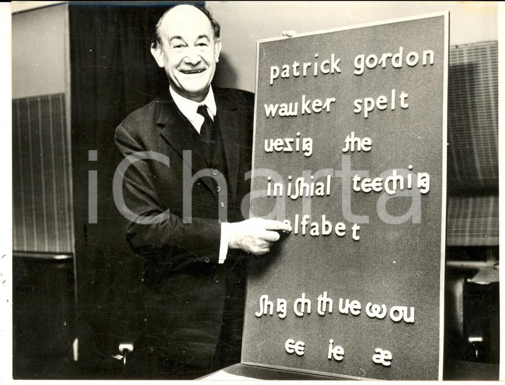 Fotografia d epoca originale 1965 LONDON Patrick Gordon WALKER inventa un nuovo alfabeto di 44 lettere Foto 1