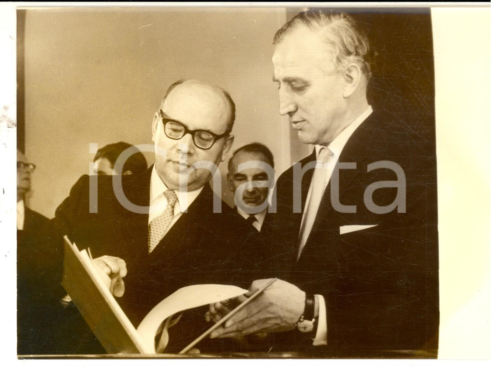 Fotografia d epoca originale 1965 LONDON Alexander SOLDATOV e Frederick PEART dopo firma patto agricoltura 1