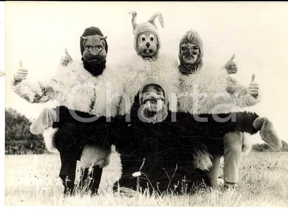 Fotografia d epoca originale 1967 LONDON I BEATLES in un curioso travestimento per I am a walrus Foto RARA 1