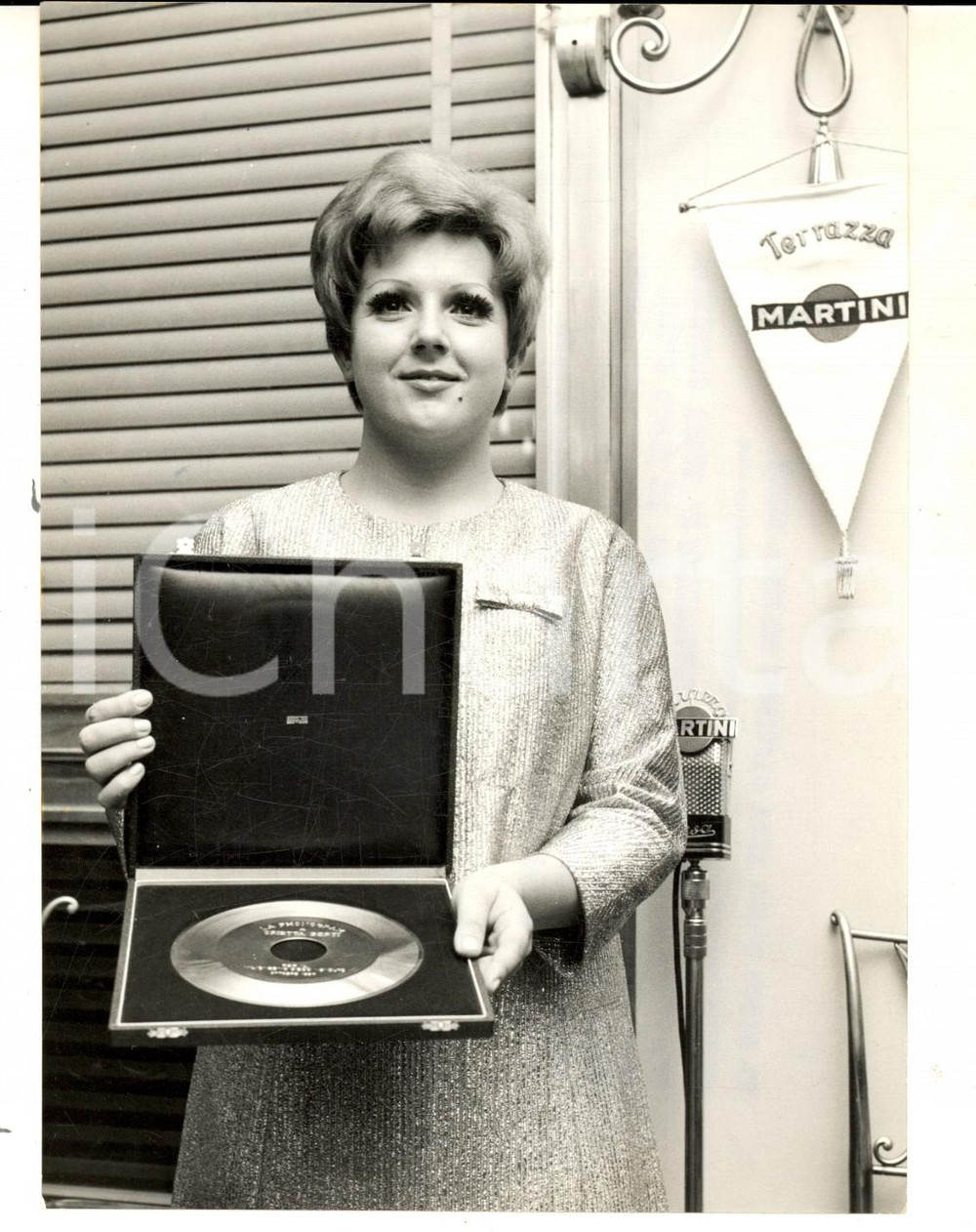 Fotografia d epoca originale 1967 MILANO TERRAZZA MARTINI Orietta BERTI vince il Disco d Oro Foto 13x18 cm 1