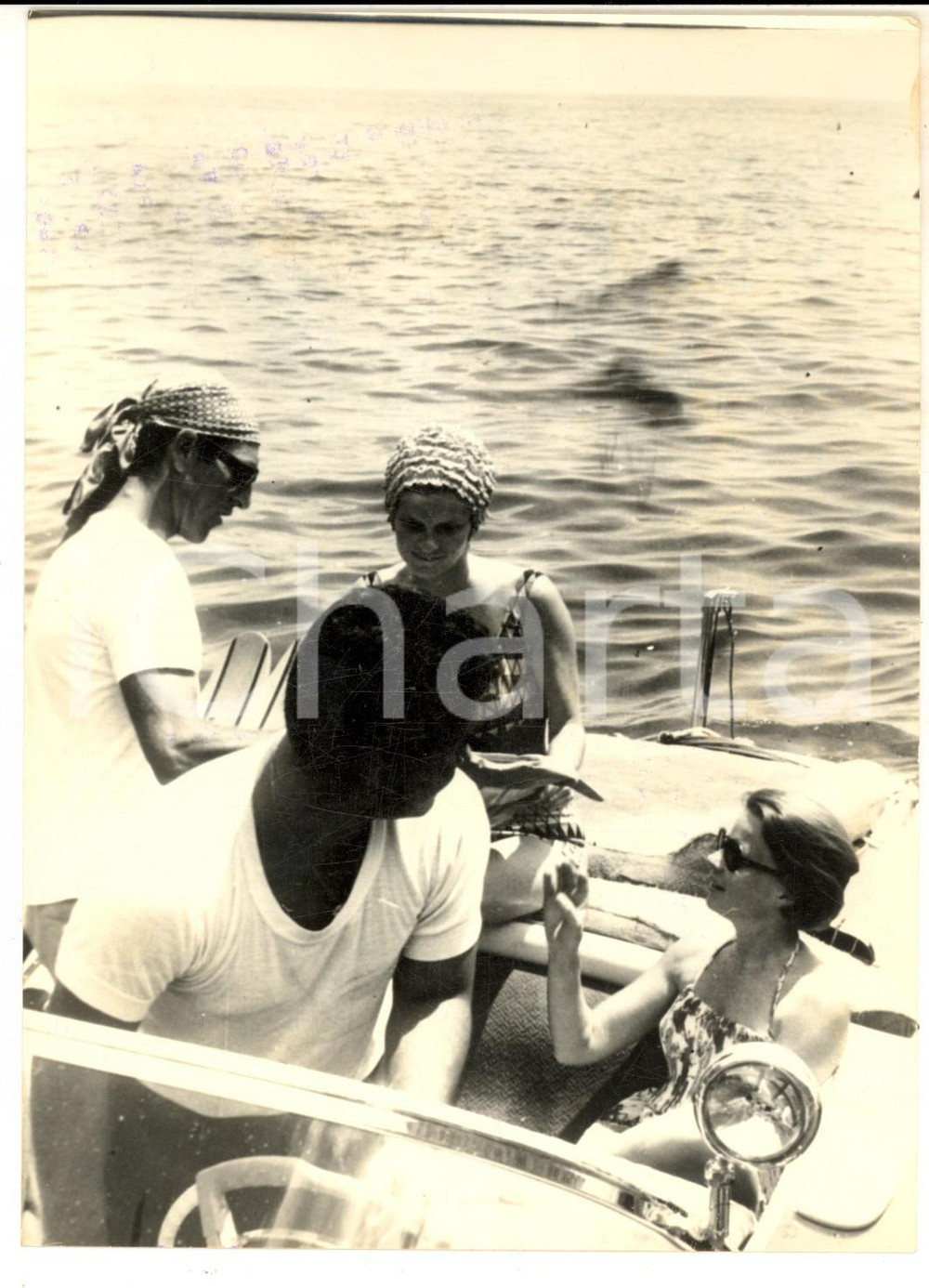 Fotografia d epoca originale 1964 CAPRI Ethel SKAKEL KENNEDY in barca con amici Fotografia 14x18 cm 1