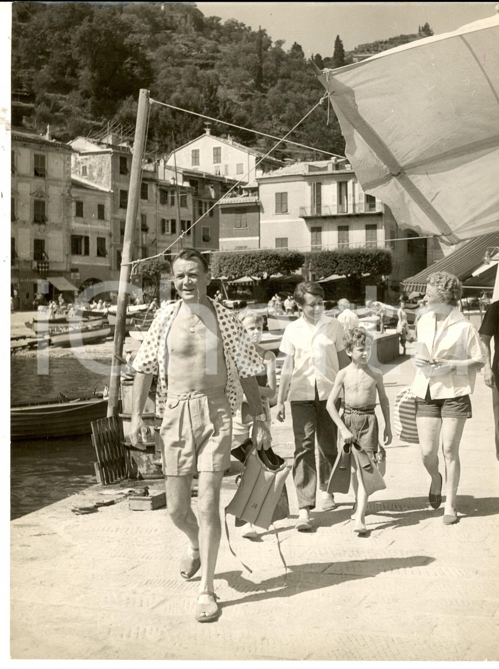 Fotografia d epoca originale 1960 ca PORTOFINO Attore John MILLS in vacanza con la famiglia Foto 18x24 cm 1