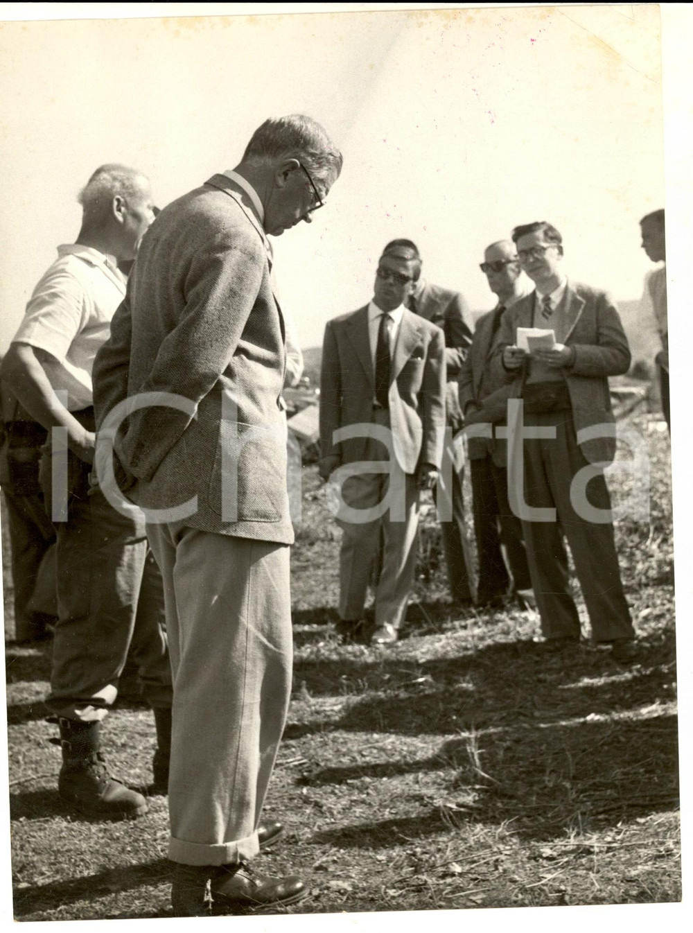 Fotografia d epoca originale 1957 BLERA VT Re Gustavo di SVEZIA partecipa agli scavi archeologici Foto 1