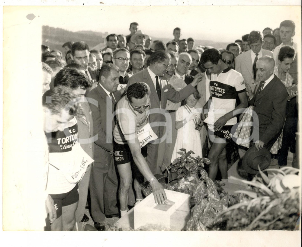 Fotografia d epoca originale 1960 CASTELLANIA Ciclisti portano terra dell IZOARD alla tomba di Fausto COPPI 1