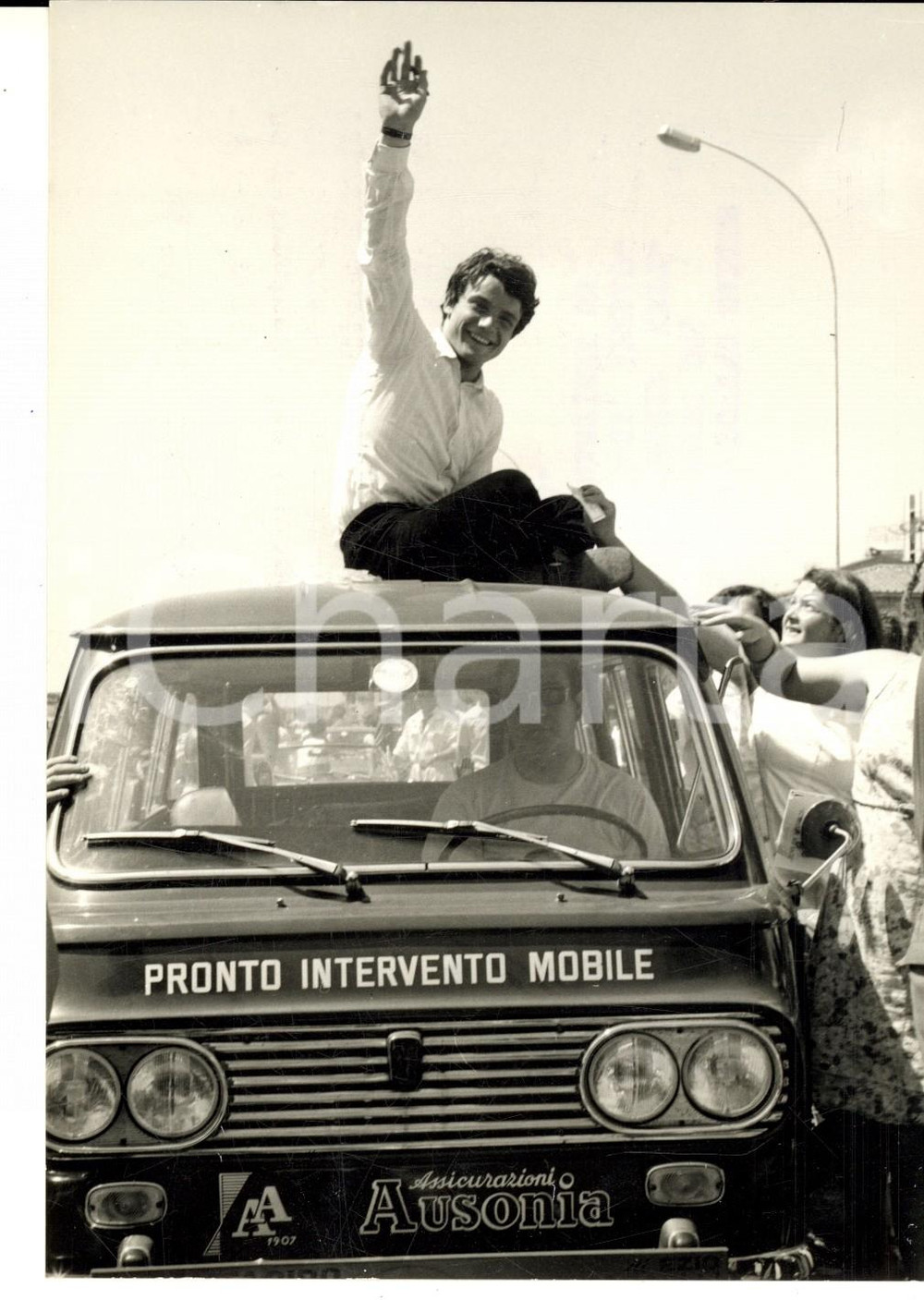 Fotografia d epoca originale 1968 VII CANTAGIRO Massimo RANIERI scampa ai fan sul tetto di un furgone Foto 1
