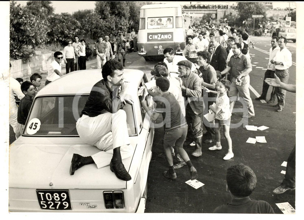 Fotografia d epoca originale 1967 CANTAGIRO CATANIASIRACUSA Teddy RENO fuma sull auto di Rita PAVONE Foto 1