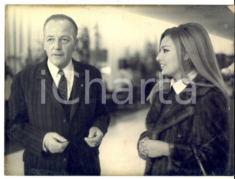 Fotografia d epoca originale 1969 GINEVRA Maria SCICOLONE con Hubert DE WATTEVILLE medico di Sophia LOREN 1