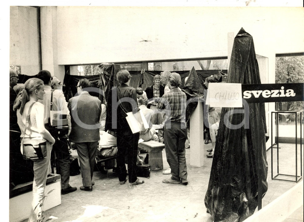 Fotografia d epoca originale 1968 VENEZIA Biennale d Arte  Il padiglione della Svezia chiuso Foto 24x18 cm 1