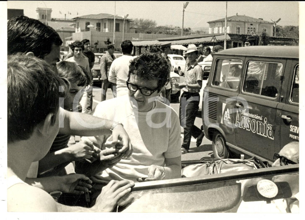 Fotografia d epoca originale 1968 VII CANTAGIRO Jimmy FONTANA firma autografi ai giovani fan Foto 18x13 cm 1