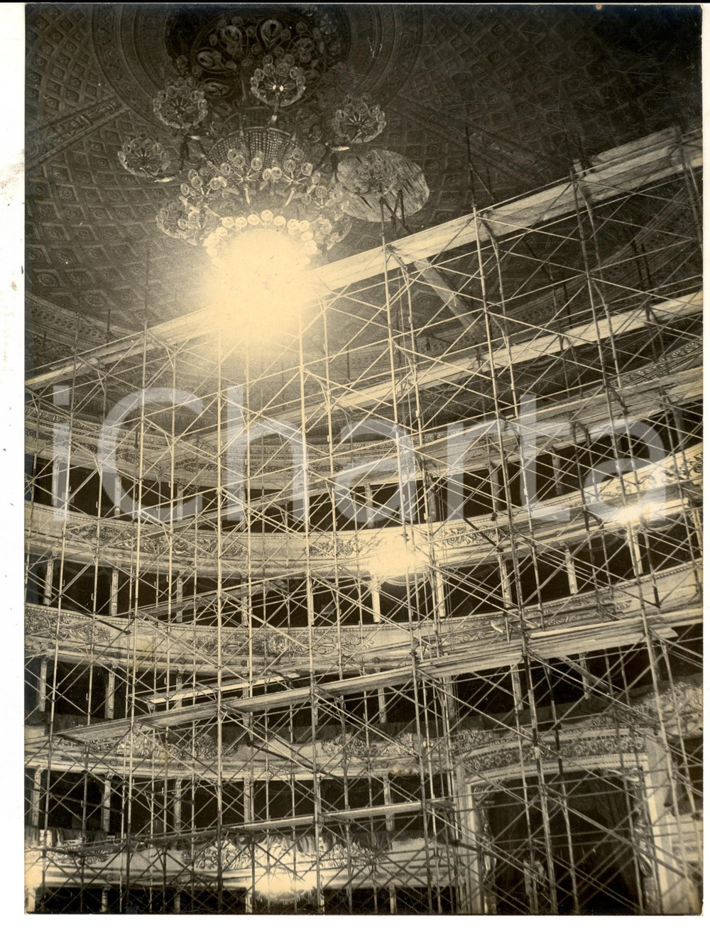 Fotografia d epoca originale 1969 MILANO TEATRO ALLA SCALA Impalcatura eretta dopo crollo intonaco Foto 1