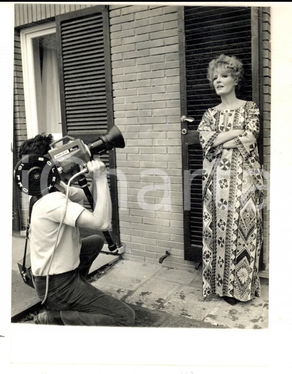 Fotografia d epoca originale 1968 MILANO Petula CLARK intervistata sul lavoro al nuovo album Foto 13x18 cm 1